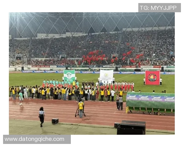 足球巨星浴火归来再度踏上绿茵赛场点燃无数球迷热情梦想