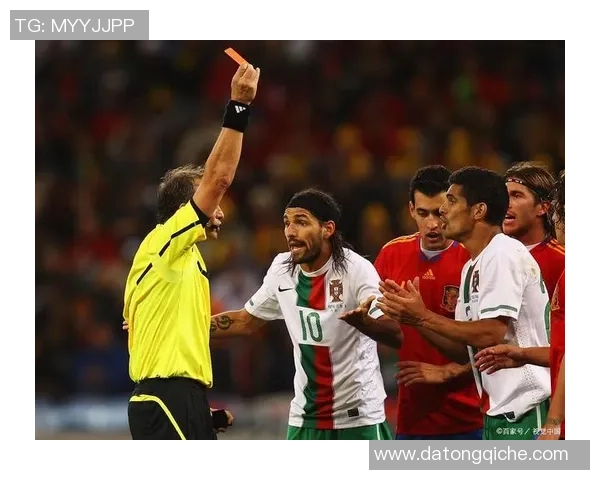 足球明星红牌背后：谁是判罚者与判罚时的关键瞬间解析