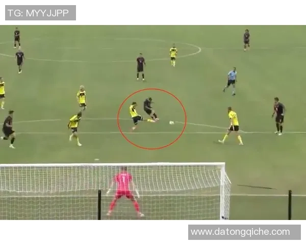 足球球星抵达现场优雅下车瞬间引发球迷热烈欢呼